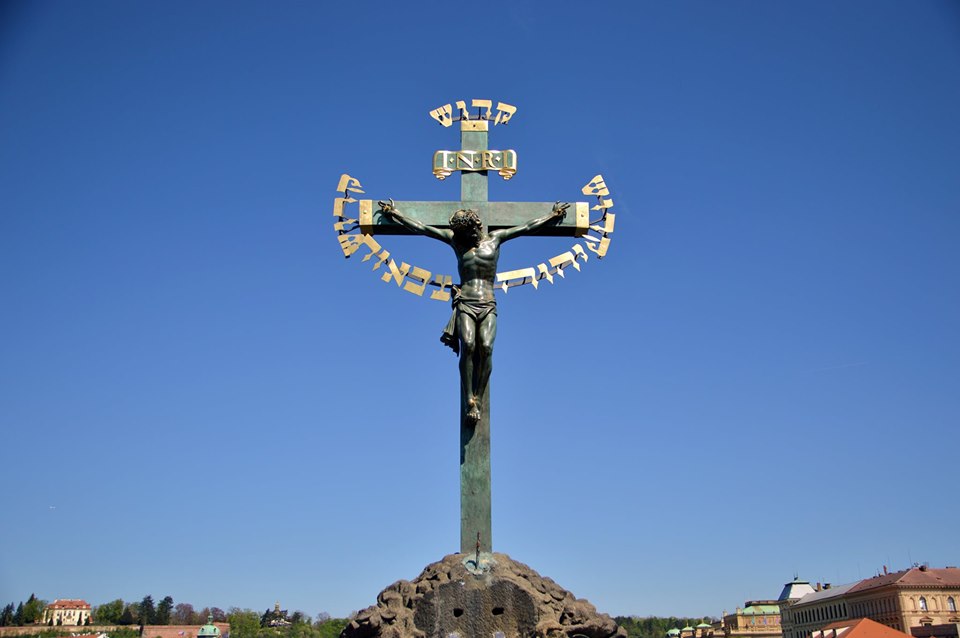 estátua de santos cirilo e metódio na ponte charles karluv most