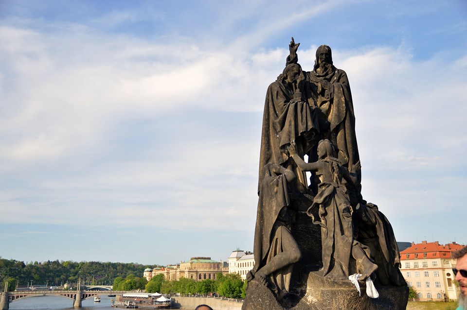 estátua de santos cirilo e metódio na ponte charles karluv most