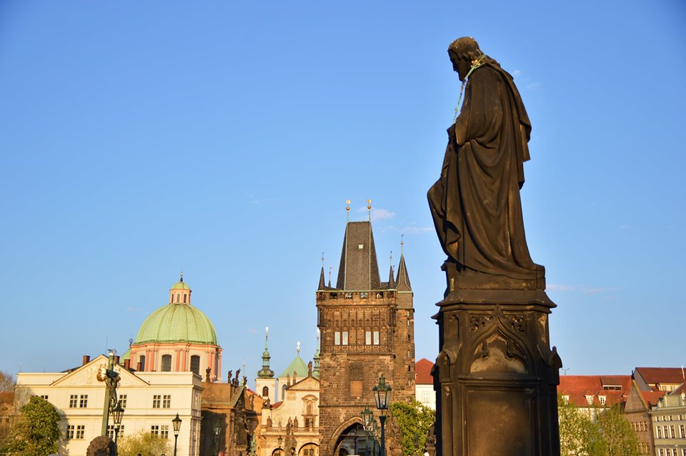 estátua de santos cirilo e metódio na ponte charles karluv most