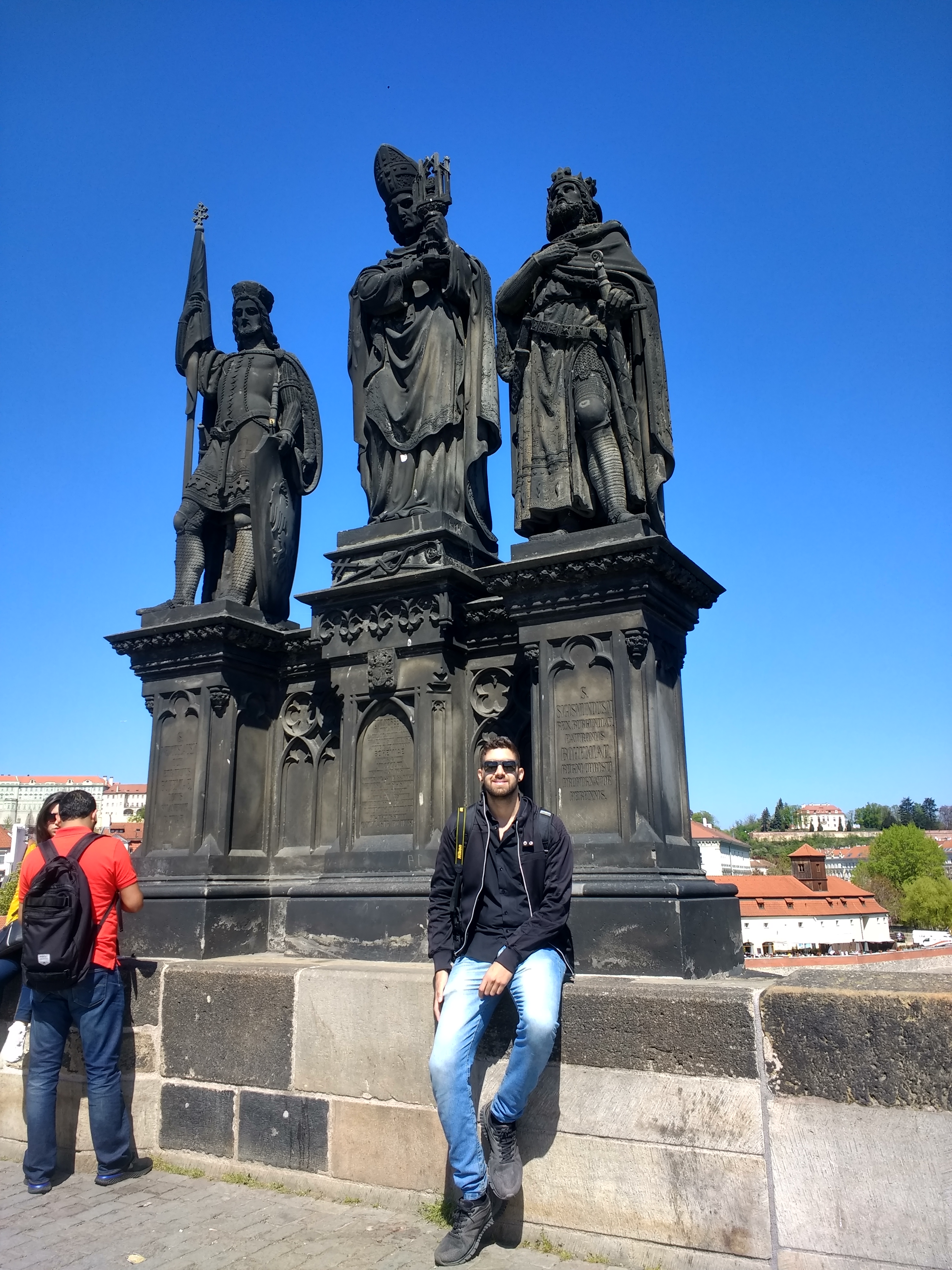 estátua de santos cirilo e metódio na ponte charles karluv most